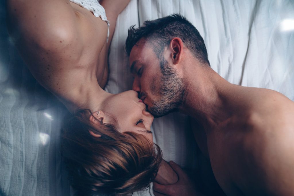 Une femme et un homme s'embrassent à l'envers. Ils ferment les yeux.